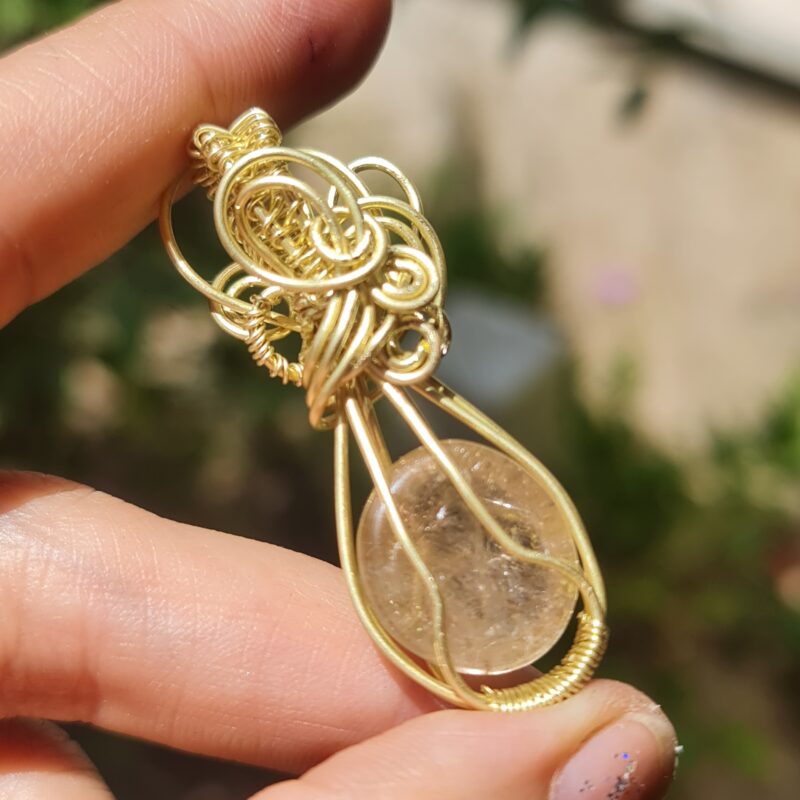 آویز درّ مودار با موهای طلایی