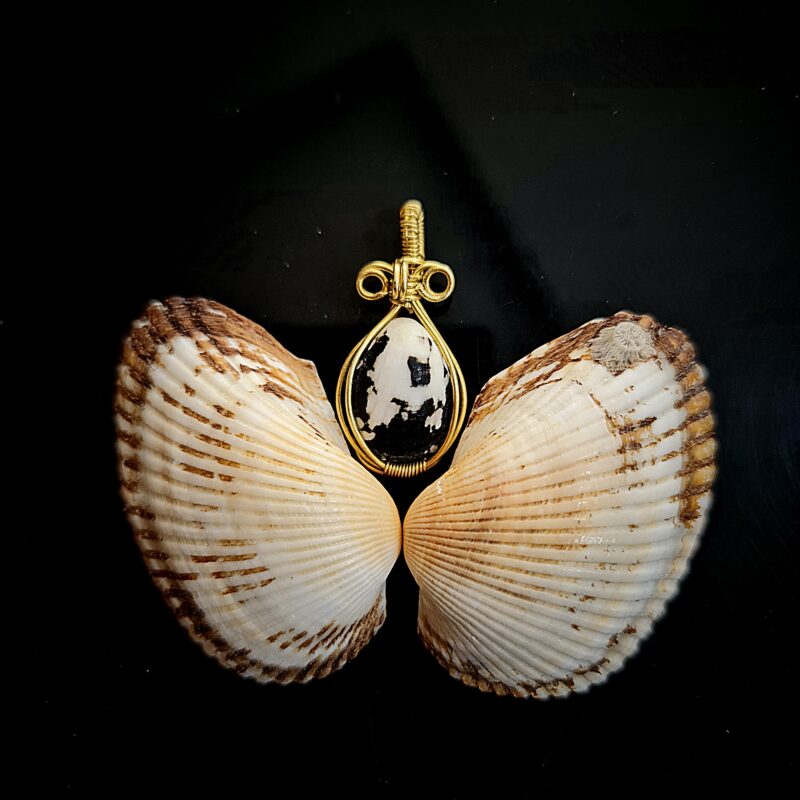 گردنبند صدفی با رکاب برنجی