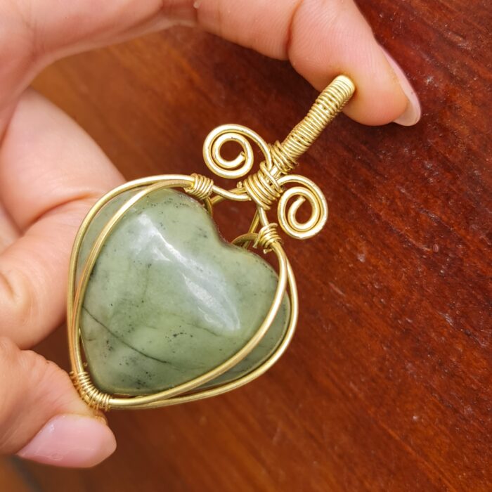 سنگ یشم قلبی با رکاب برنز