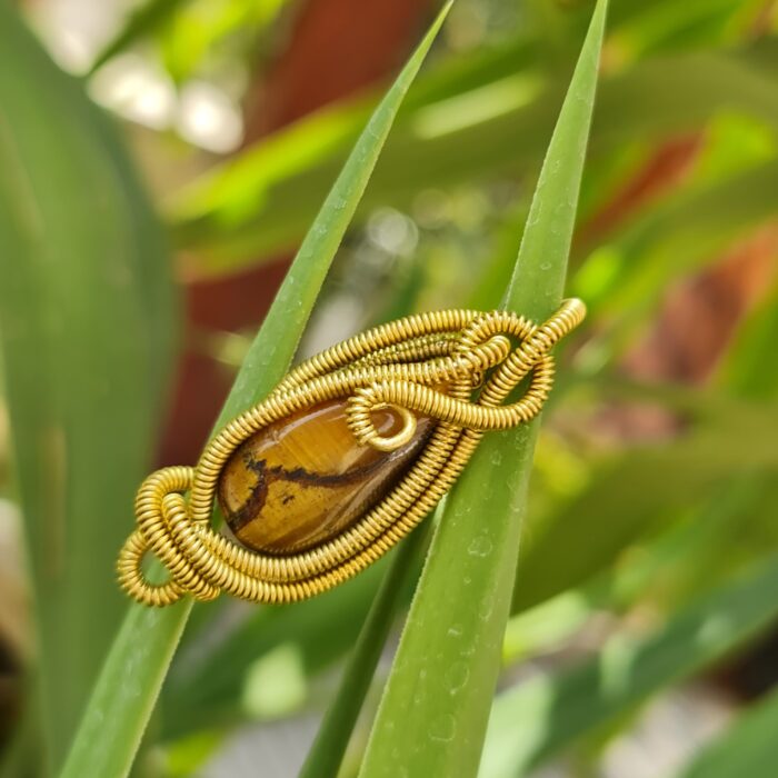 گردنبند سنگ چشم ببر با رکاب برنز