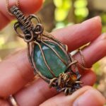 گردنبند سنگ جید سبز با نگین سنگ چشم ببر