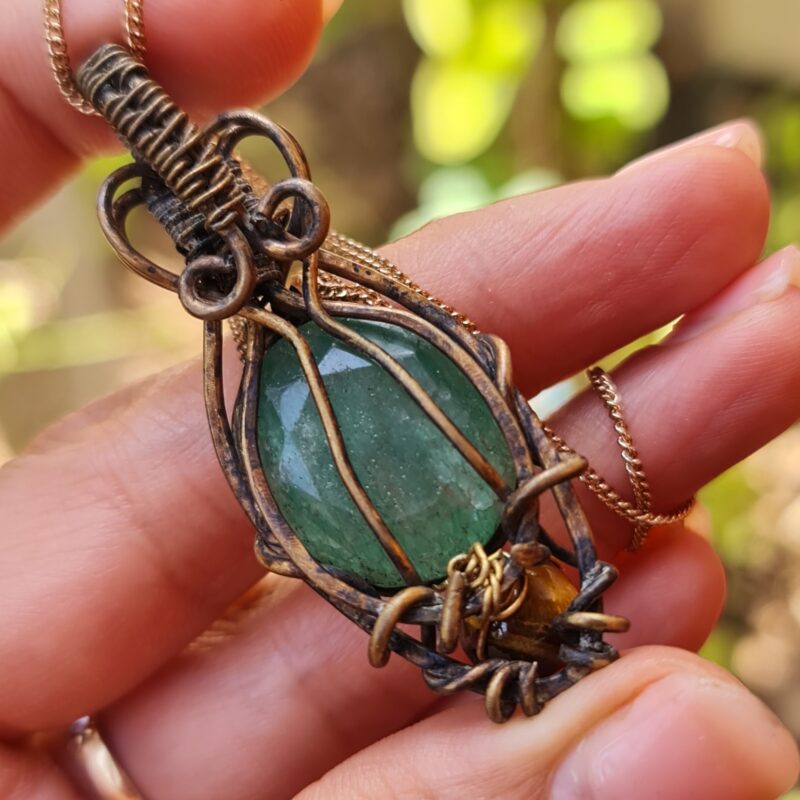 گردنبند سنگ جید سبز با نگین سنگ چشم ببر