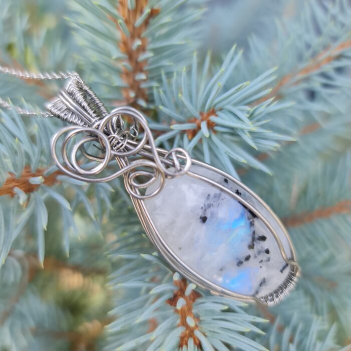 گردنبند سنگ ماه با درخشش آبی در نور