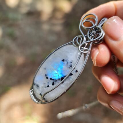 سنگ اصل مون استون یا سنگ ماه