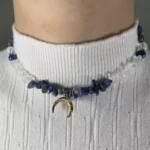 گردنبند سنگ لاجورد و سنگ کوارتز با آویز هلال در گردن