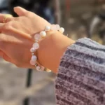 دستبند سنگ رز کوارتز و مروارید