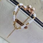 دستبند صدف طبیعی و مهره و زنجیر طلایی