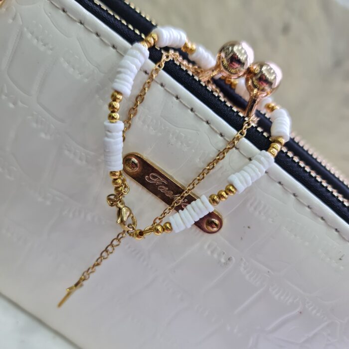 دستبند صدف طبیعی و مهره و زنجیر طلایی