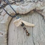 سنگ چشم ببر و استخوان به شکل گردنبند