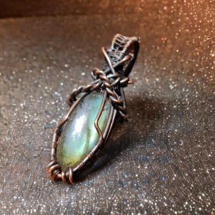 سنگ لابرادوریت با رکاب مس