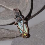 سنگ لابرادوریت با رکاب مس