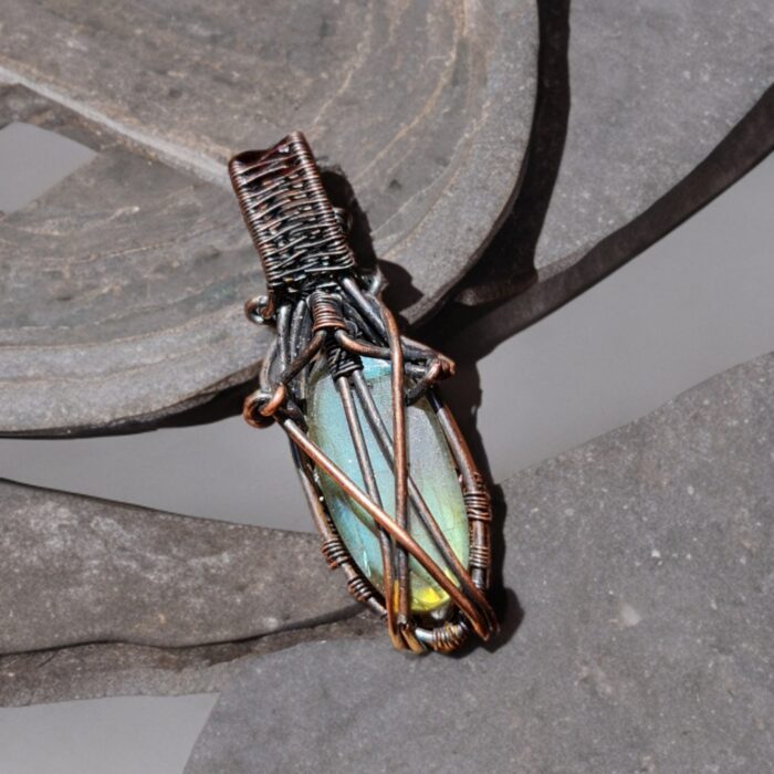 سنگ لابرادوریت با رکاب مس