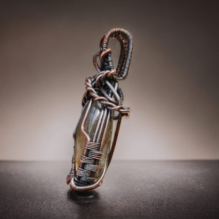 سنگ لابرادوریت با رکاب مس