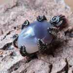 آویز عقیق سوسنی با رکاب مسی