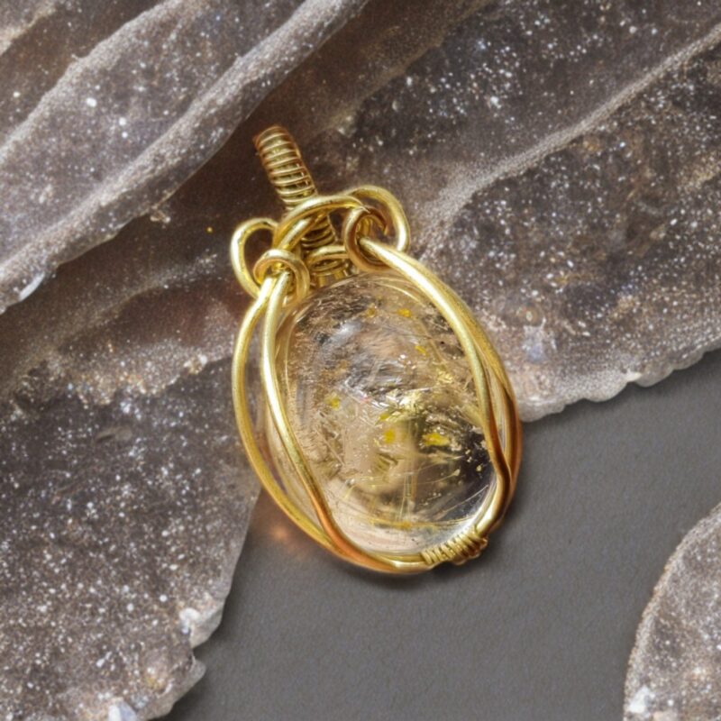 آویز سنگ در مودار در رکاب برنج