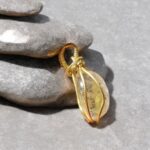 آویز سنگ در مویی