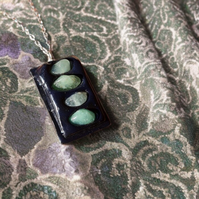 گردنبند سنگ اونتورین برای ماه تولد فروردین، اردیبهشت و خرداد