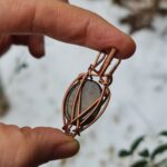 سنگ عقیق با رکاب مس از نمای پشت