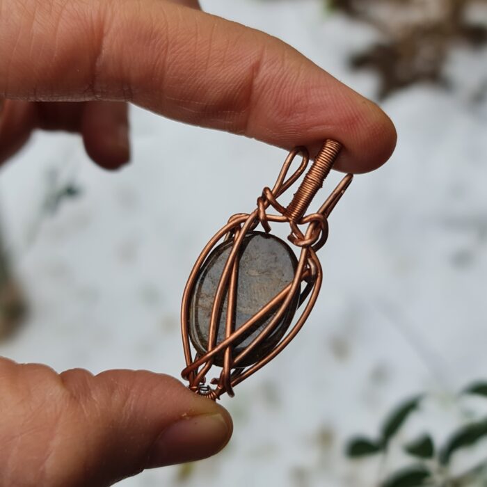 سنگ عقیق با رکاب مس از نمای پشت