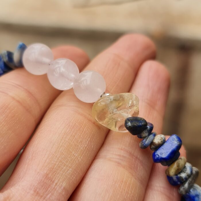 نمای نزدیک از سنگ های لاجورد، سیترین و رز کوارتز در دستبند
