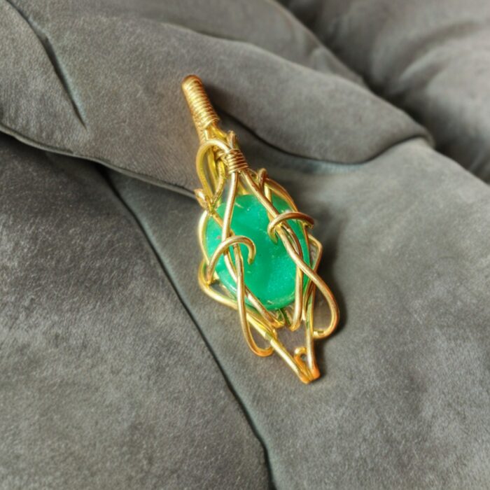 آویز جید سبز از نمای پشت