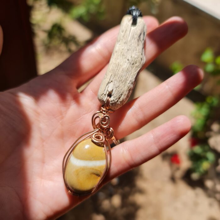 گردنبند سنگ و چوب رودخانه ای از نمای روبرو